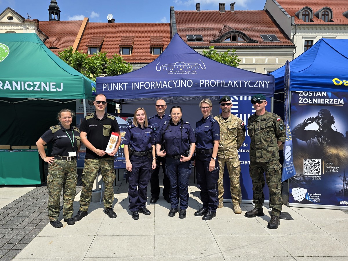 Zdjęcie przedstawia mundurowych policji, straży granicznej i wojskowych.