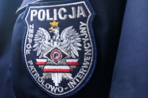 Piąte piętro, otwarte okno i małe dziecko w towarzystwie pijanych opiekunów- taką sytuację zastali w niedzielne popołudnie pszczyńscy policjanci. Nadmierna ilości alkoholu sprawiła, że rodzice dziewczynki zasnęli, pozostawiając dziecko bez należytej opieki. Na szczęście, wykonany na czas telefon do dyżurnego miejscowej jednostki zapobiegł tragedii.