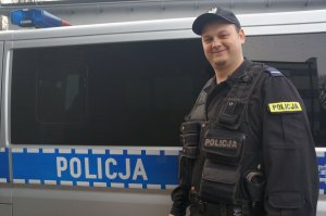 To już drugi raz, kiedy pszczyński policjant- sierż. Adam Przybyło, po służbie ratuje ludzkie życie. W styczniu zeszłego roku ocalił przed zamarznięciem nastolatka, a ostatnio, jako doświadczony policjant patrolu wodnego, wziął udział w akcji ratunkowej na jeziorze w Goczałkowicach. Dzięki jego pomocy na czas wyciągnięto z wody 5 osób i odholowano do brzegu dwie omegi, które przewróciły się na środku akwenu.