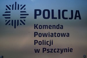 Policjanci z Pszczyny wyjaśniają przyczynę śmierci 49- letniego mieszkańca Pszczyny, który został znaleziony w rejonie stawów przy Łąckiej Grobli. Mężczyzna najprawdopodobniej został porażony prądem w trakcie zarzucania wędki. W miejscu, gdzie łowił przebiega linia wysokiego napięcia. Zarządzono prokuratorską sekcję zwłok.