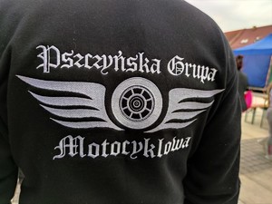 Zdjęcie kolorowe: czarna bluza a na niej biały napis na plecach &quot;Pszczyńska Grupa Motocyklowa&quot;