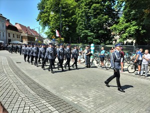 Zdjęcie kolorowe: defilada policjantów.