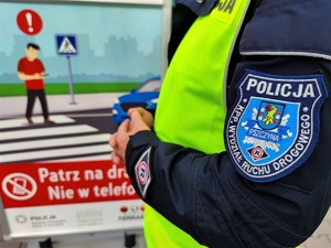 Zdjęcie kolorowe przedstawia naszywkę Komendy Powiatowej Policji w Pszczynie na policyjnym mundurze.