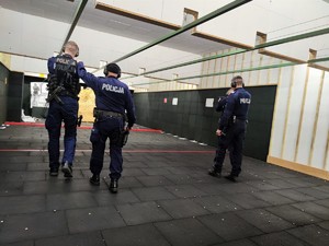 Zdjęcie przedstawia umundurowanych policjantów podczas ćwiczeń na strzelnicy.