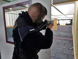 Zdjęcie przedstawia mundurowego podczas ćwiczeń na strzelnicy.