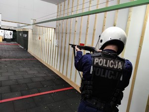 Zdjęcie przedstawia mundurowego podczas ćwiczeń z broni długiej.