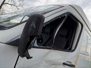 Na zdjęciu widoczne rozbite lusterko i szyba boczna w samochodzie.
