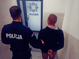 Zdjęcie przedstawia umundurowanego policjanta wraz z zatrzymanym mężczyzną.