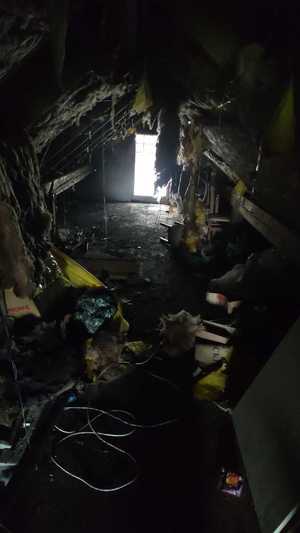 Zdjęcie przedstawia wnętrze spalonego poddasza.