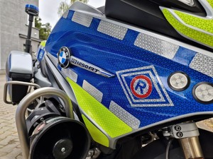 Zdjęcie przedstawia: oznakowanie policyjnego motocykla.
