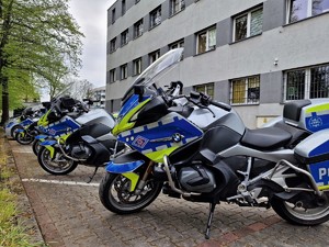Zdjęcie przedstawia: policyjne motocykle.