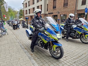 Zdjęcie przedstawia: z przodu policyjne motocykle, z tyłu mnóstwo motocyklistów.