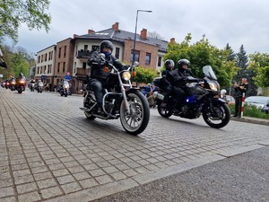 Zdjęcie przedstawia: motocykle podczas parady.