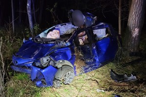 Zdjęcie przedstawia uszkodzony samochód osobowy.