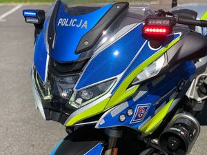 Zdjęcie przedstawia: sygnały świetlne oznakowanego policyjnego motocykla.