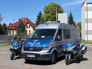 Zdjęcie przedstawia: policyjne motocykle i radiowóz.