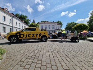 Zdjęcie przedstawia: pojazd holowniczy oraz samochód po wypadku