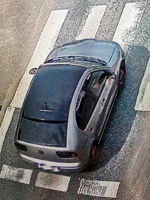 Zdjęcie przedstawia samochód na jezdni.