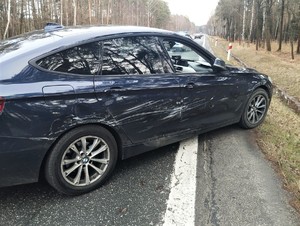 Zdjęcie przedstawia: uszkodzony samochód.