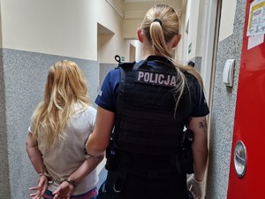 Zdjęcie przedstawia policjantkę z zatrzymaną kobietą.