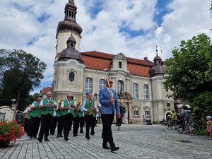 Zdjęcie przedstawia orkiestrę na rynku.