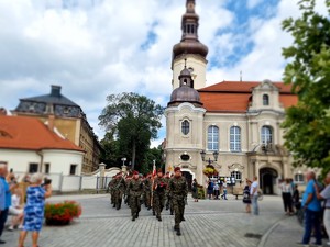 Zdjęcie przedstawia maszerujących żołnierzy.