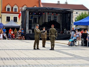 Zdjęcie przedstawia żołnierzy podczas składania meldunku.