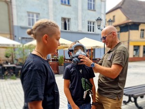 Zdjęcie przedstawia uczestników wydarzenia przy prezentowanych namiotach służb mundurowych.