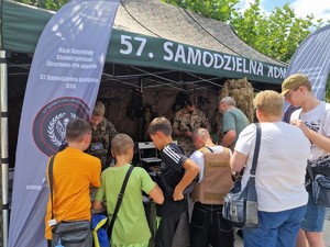 Zdjęcie przedstawia uczestników wydarzenia przy prezentowanych namiotach służb mundurowych.