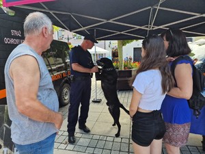 Zdjęcie przedstawia uczestników wydarzenia przy prezentowanych namiotach służb mundurowych.