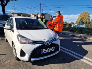 Zdjęcie przedstawia:
Kierującego samochodu rozmawiającego z dwoma przedstawicielami Kolei Śląskich oraz funkcjonariusza policji.