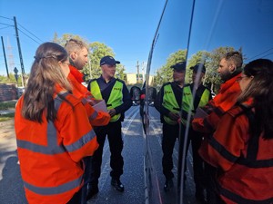 Zdjęcie przedstawia: 
Funkcjonariusza policji wraz z przedstawicielami Kolei Śląskiej.