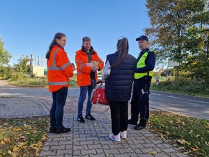 Zdjęcie przedstawia: 
Pieszego rozmawiającego z umundurowanym policjantem oraz przedstawicieli Kolei Śląskich.