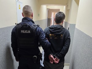 Zdjęcie przedstawia umundurowanego policjanta wraz z zatrzymanym mężczyzną.