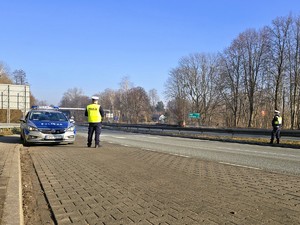 Zdjęcie przedstawia: policjantów na drodze.