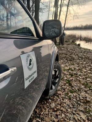 Zdjęcie przedstawia: samochód nadleśnictwa Kobióru.
