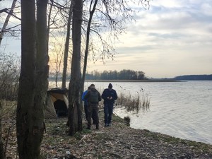 Zdjęcie przedstawia: umundurowany policjant i funkcjonariusz nadleśnictwa.