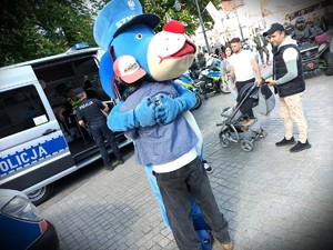 Zdjęcie przedstawia: mężczyznę przytulającego się z maskotką.