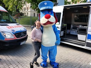 Zdjęcie przedstawia: kobietę z maskotką wydarzenia.