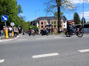 Zdjęcie przedstawia: uczestników wydarzenia motoserce.