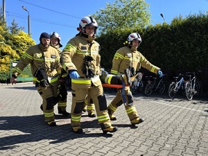 Zdjęcie przedstawia: strażaków