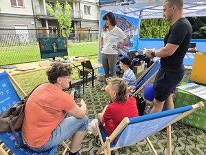 Zdjęcie przedstawia: dzieci grające w quiz