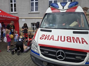 Zdjęcie przedstawia: pokaz pierwszej pomocy