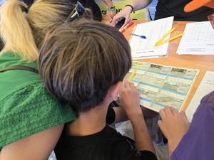 Zdjęcie przedstawia: dzieci rozwiązujące test