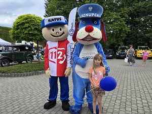 Zdjęcie przedstawia: dziecko z maskotkami policyjnymi