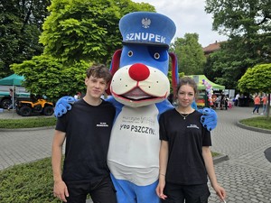 Zdjęcie przedstawia: uczniów klas mundurowych z policyjną maskotką