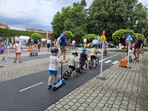 Zdjęcie przedstawia: dzieci w miasteczku rowerowym