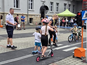 Zdjęcie przedstawia: dzieci w miasteczku rowerowym