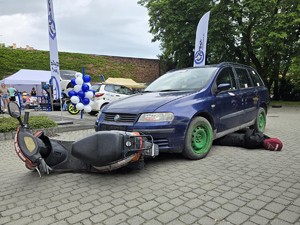 Zdjęcie przedstawia: symulację wypadku samochodowego