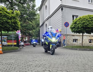 Zdjęcie przedstawia: motocykl policyjny